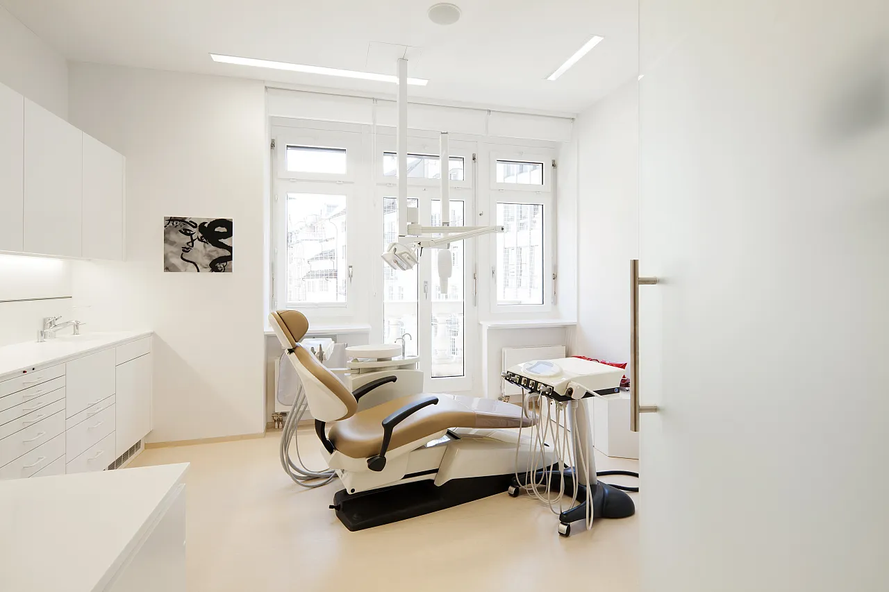 Behandlungsraum mit Blick auf die Züricher Innenstadt