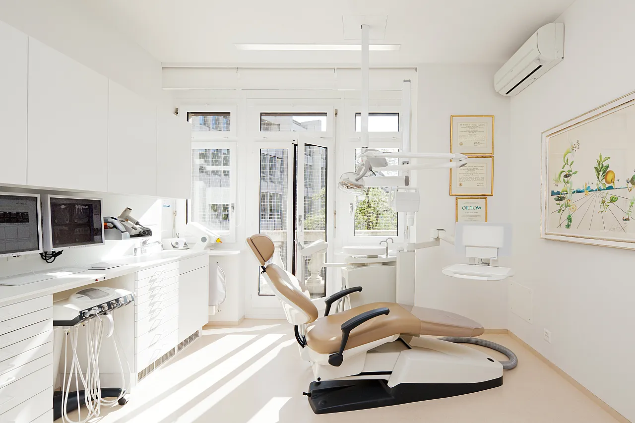 Behandlungsraum mit Blick auf die Züricher Innenstadt